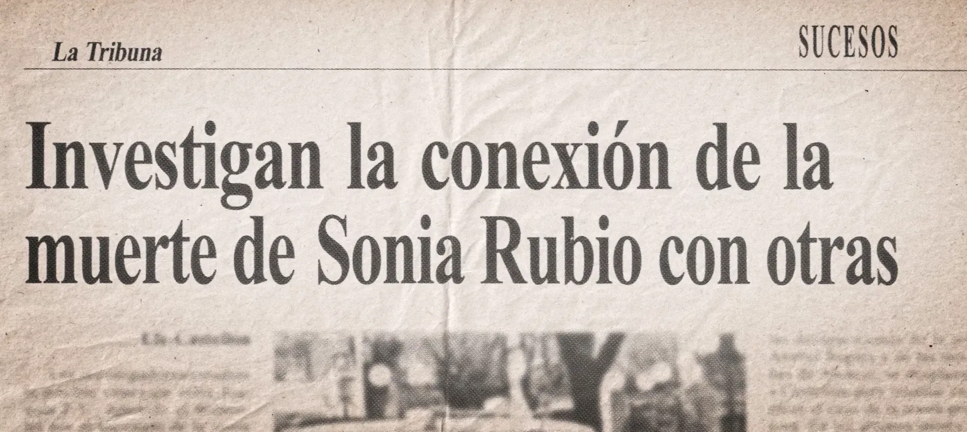 Imagen de la serie: página de sucesos de un periódico en papel envejecido, con un titular a toda página sobre una investigación