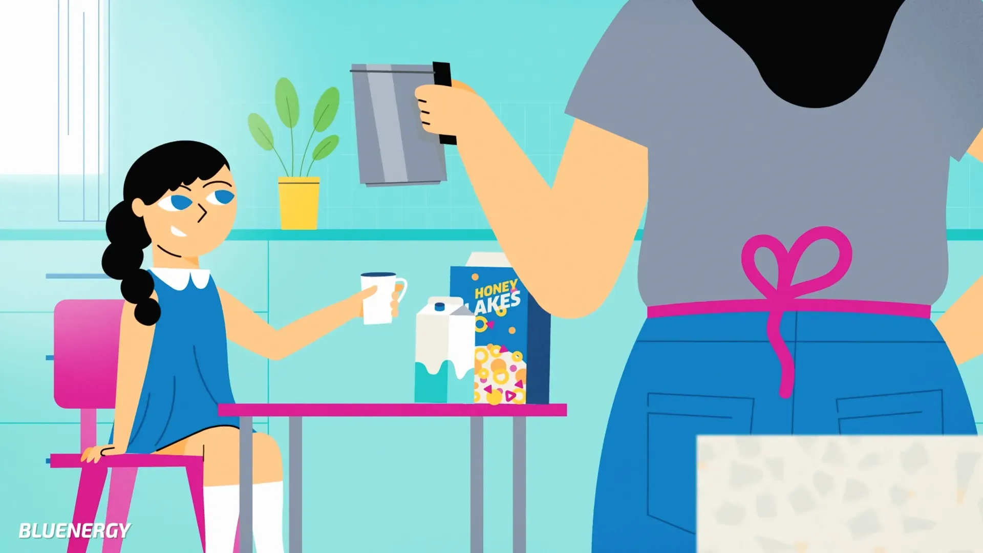 Fotograma del vídeo: en una cocina turquesa, una niña de trenza y vestido azul sostiene una taza junto a una mesa rosa, mientras una adulta, de espaldas, sujeta una jarra metálica