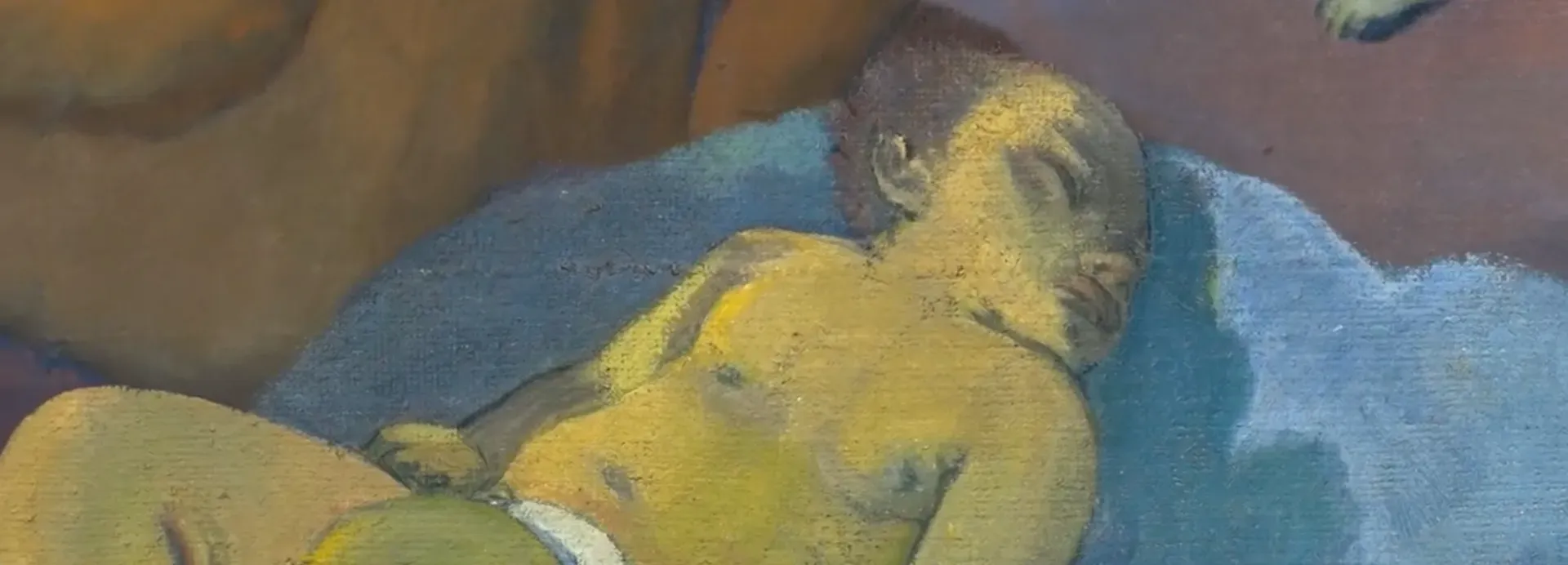 Fotograma del vídeo: detalle de un bebé dormido sobre una tela azul, con la trama del lienzo y la pincelada a la vista