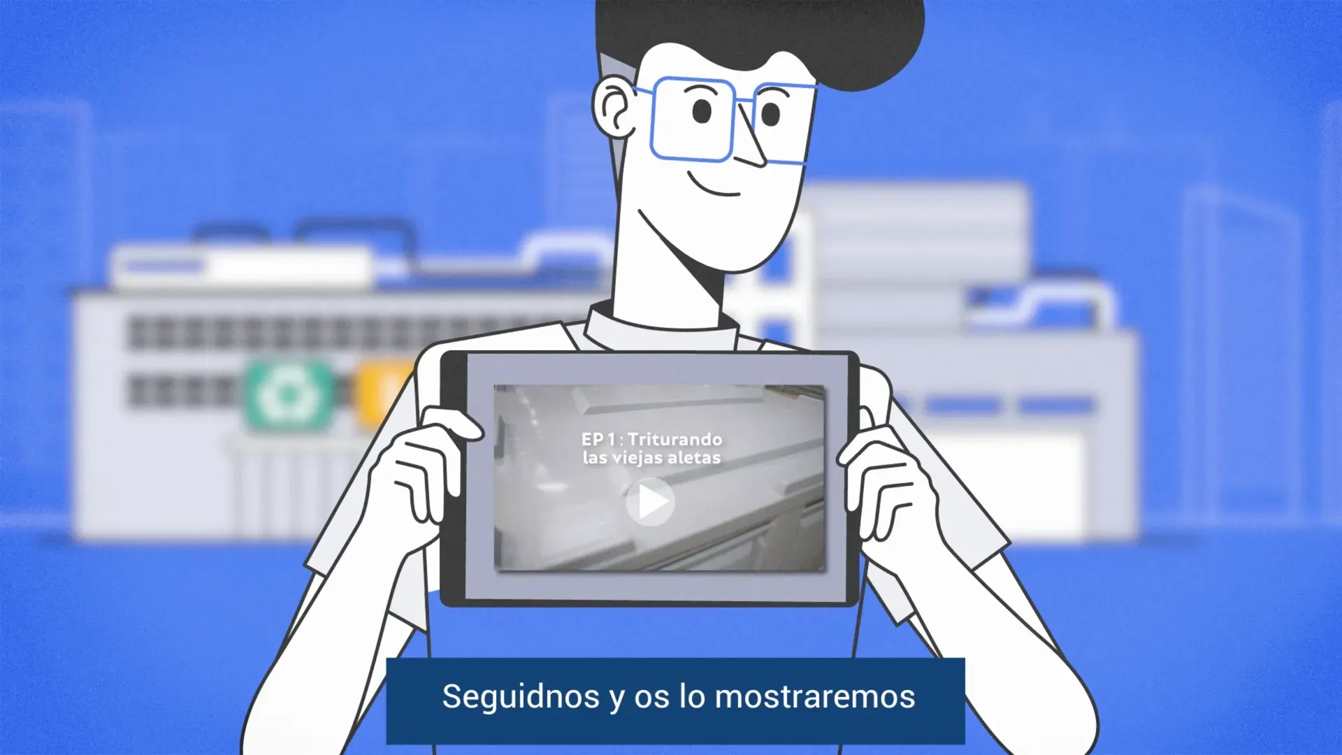 Fotograma del vídeo: un trabajador enseña en una tableta el vídeo del triturado de las aletas