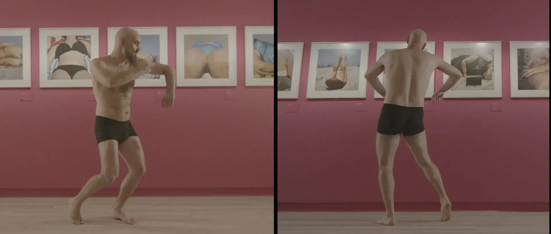 Fotograma del vídeo: pantalla dividida en dos mitades; a la izquierda, el bailarín de frente en una pose de danza; a la derecha, él mismo de espaldas, con las manos en la cintura, ante las fotografías