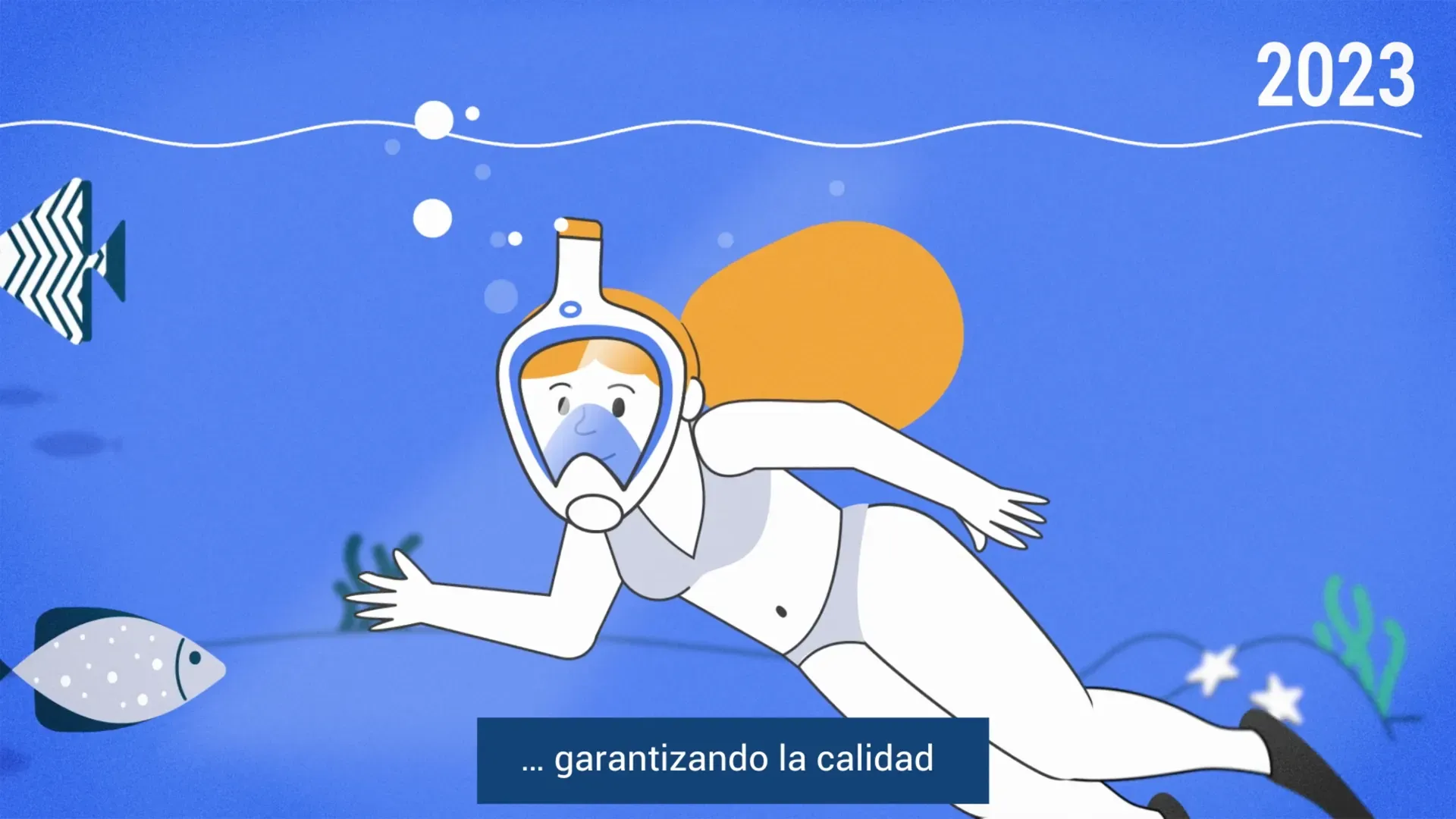Fotograma del vídeo: una buceadora nada con aletas nuevas, con el rótulo «2023»