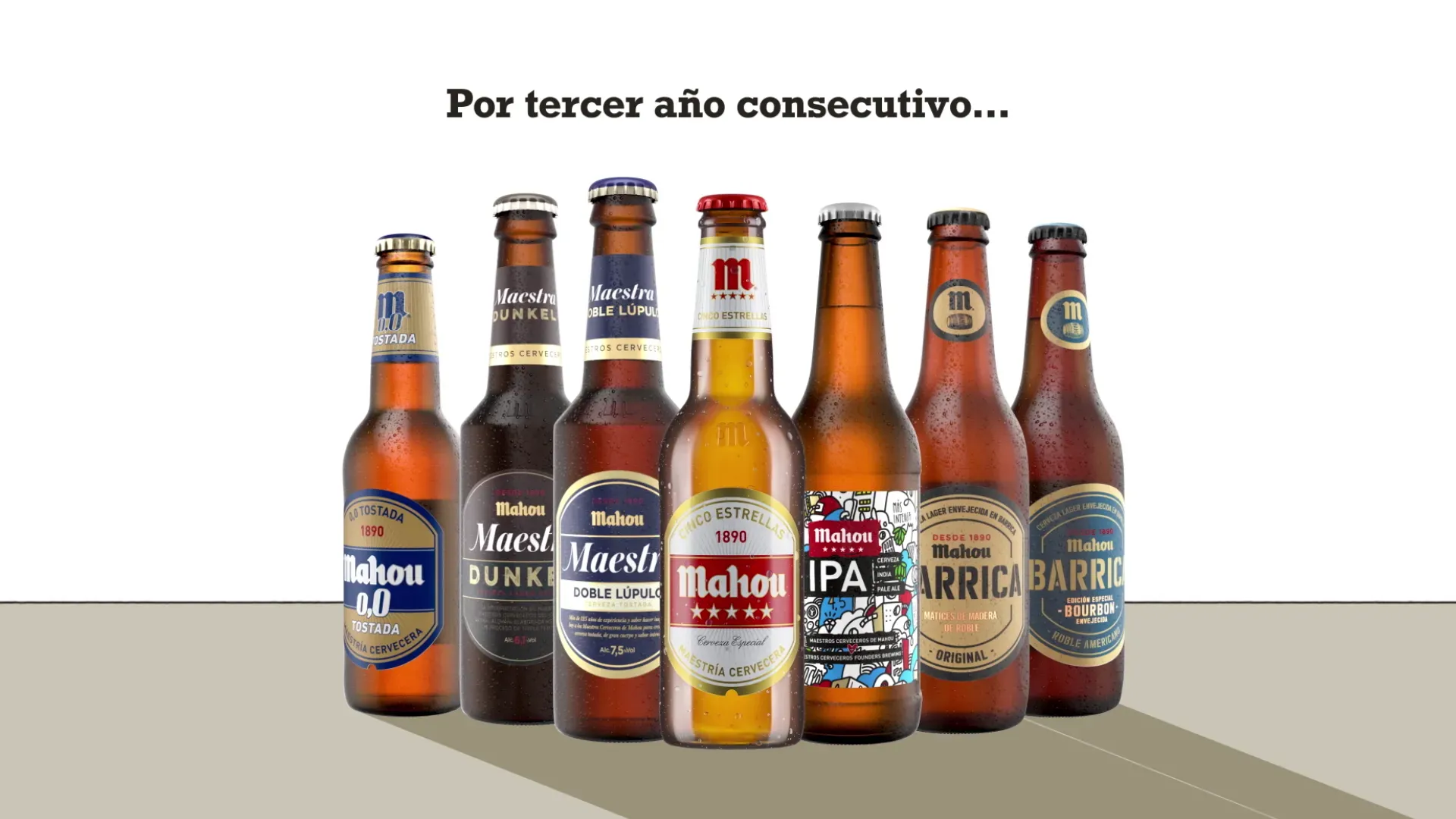 Fotograma del vídeo: la gama de cervezas de Mahou en fila, con el rótulo «Por tercer año consecutivo…»