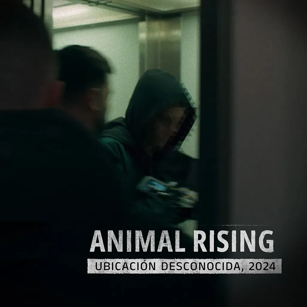 Activista encapuchado con el rótulo «Animal Rising, ubicación desconocida, 2024»