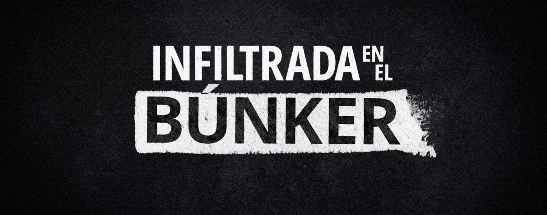Fotograma del documental: el título «Infiltrada en el Búnker» en letras blancas sobre una cinta rasgada, en un fondo negro con grano
