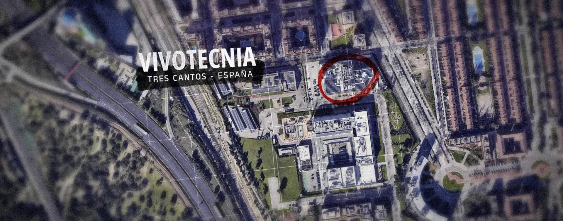 Fotograma del documental: vista de satélite de un polígono con un círculo rojo sobre un edificio y un rótulo de lugar en una cinta negra