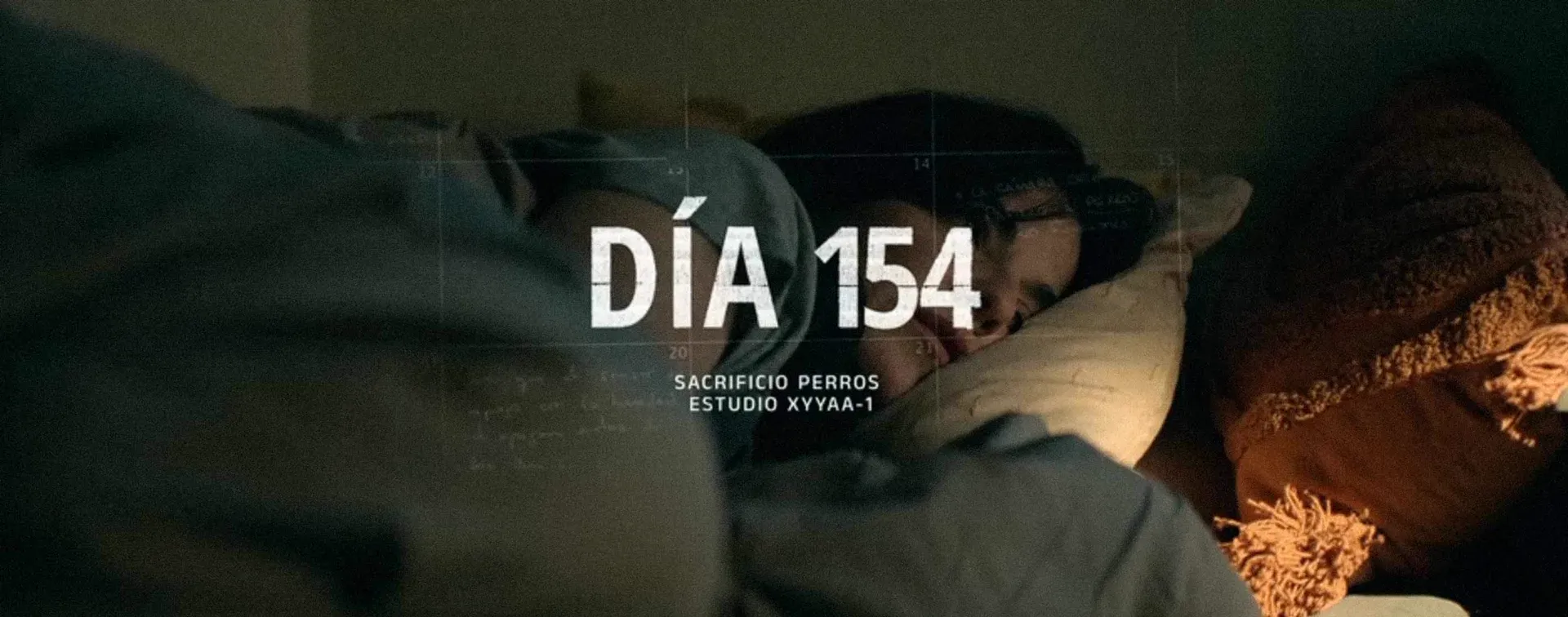 Fotograma del documental: una mujer duerme en una cama, de noche, con el rótulo «Día 154» en el centro y una línea de texto pequeña debajo