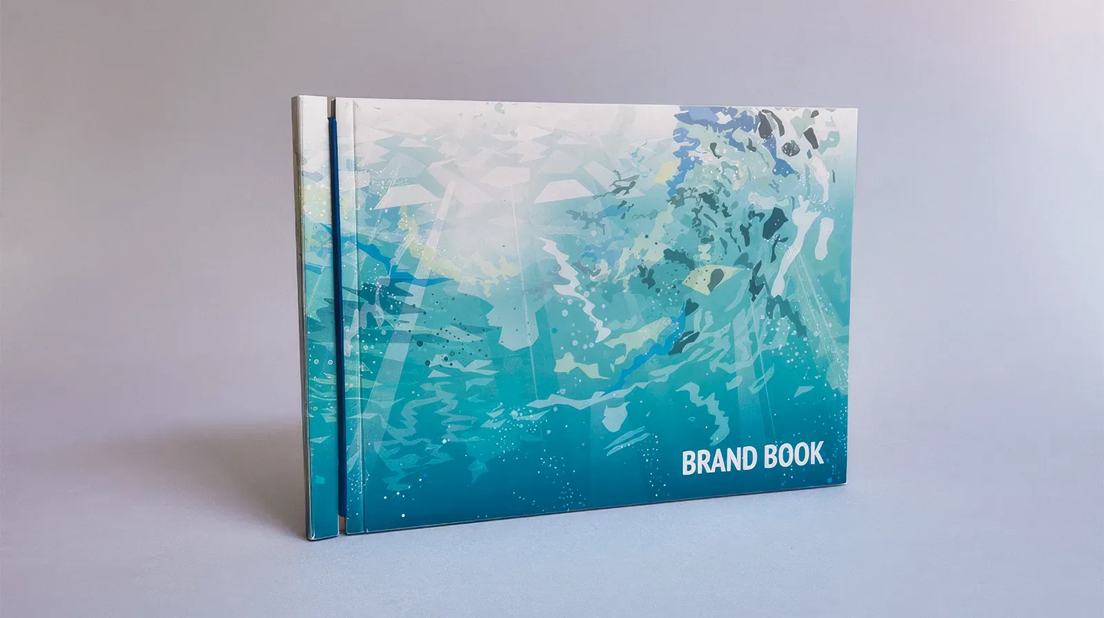 El Brand Book de SUBEA, con su cubierta ilustrada de agua